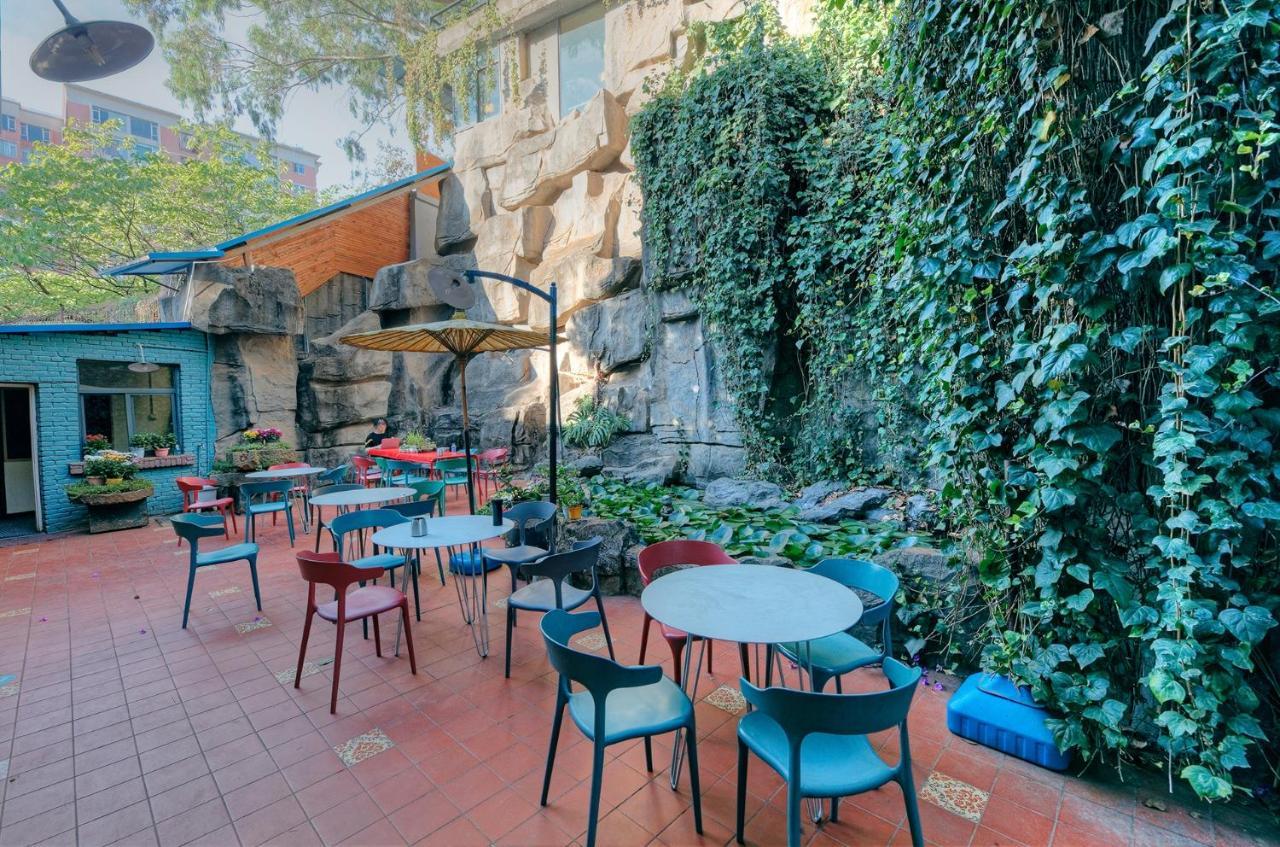 Kunming Upland International Youth Hostel Near The City Center ,2 Mins Walk To The Subway, 2 Mins Walk To The Green Lake, Close To Yuan Tong Temple, Old Street, Yunnan University, Convenient Payment And Visa Cards Are Accepted Exteriör bild