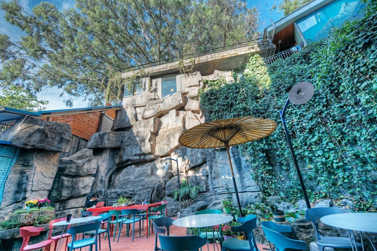 Kunming Upland International Youth Hostel Near The City Center ,2 Mins Walk To The Subway, 2 Mins Walk To The Green Lake, Close To Yuan Tong Temple, Old Street, Yunnan University, Convenient Payment And Visa Cards Are Accepted Exteriör bild