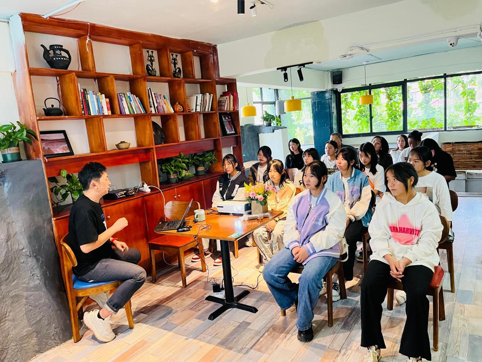 Kunming Upland International Youth Hostel Near The City Center ,2 Mins Walk To The Subway, 2 Mins Walk To The Green Lake, Close To Yuan Tong Temple, Old Street, Yunnan University, Convenient Payment And Visa Cards Are Accepted Exteriör bild